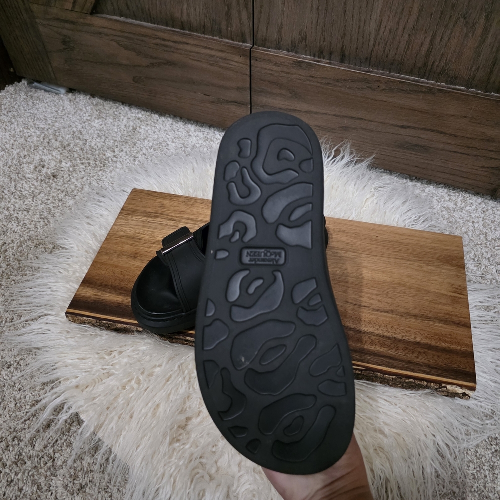 LAST CHANCE Alexander McQueen Embossed Black Sandals - Picture 3 of 6